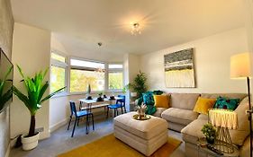 2 Min Walk To The Best Beach! Stunning Newly Refurbished Stylish 2 Bedroom Apartment! - Great Location - Free Parking - Fast Wifi - Smart Tv - Sleeps Up To 4! Close To Bournemouth & Poole Town Centre & Sandbanks